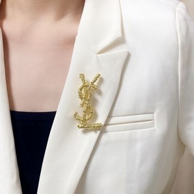 YSL聖羅蘭專櫃新款同步黃金色胸針，是最懂女人的飾物。那些傾注了全部心血去做自己